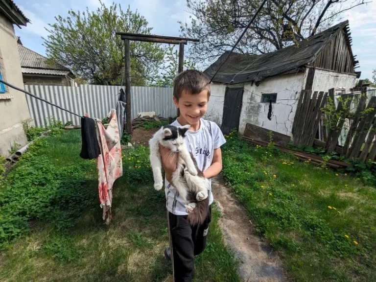 На долю семьи Юлии Гулюк из Стаханова выпало немало испытаний. Их дом разрушен обстрелами, глава семейства умер от сердечного приступа, а у 37-летней мамы троих детей диагностирован рак груди.-5