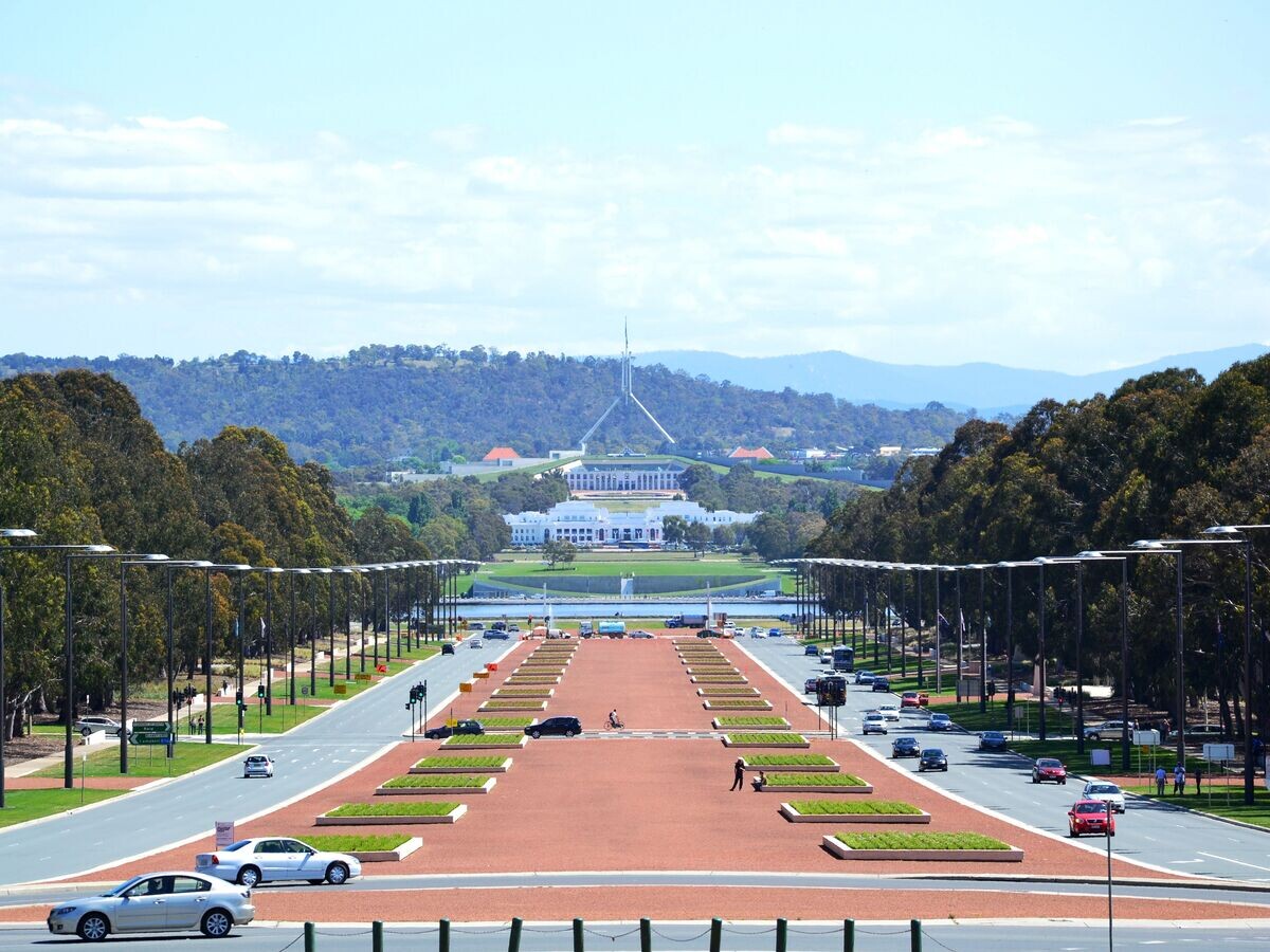    КанберраCC BY 2.0 / Simon_sees / Old and New Parliament Houses