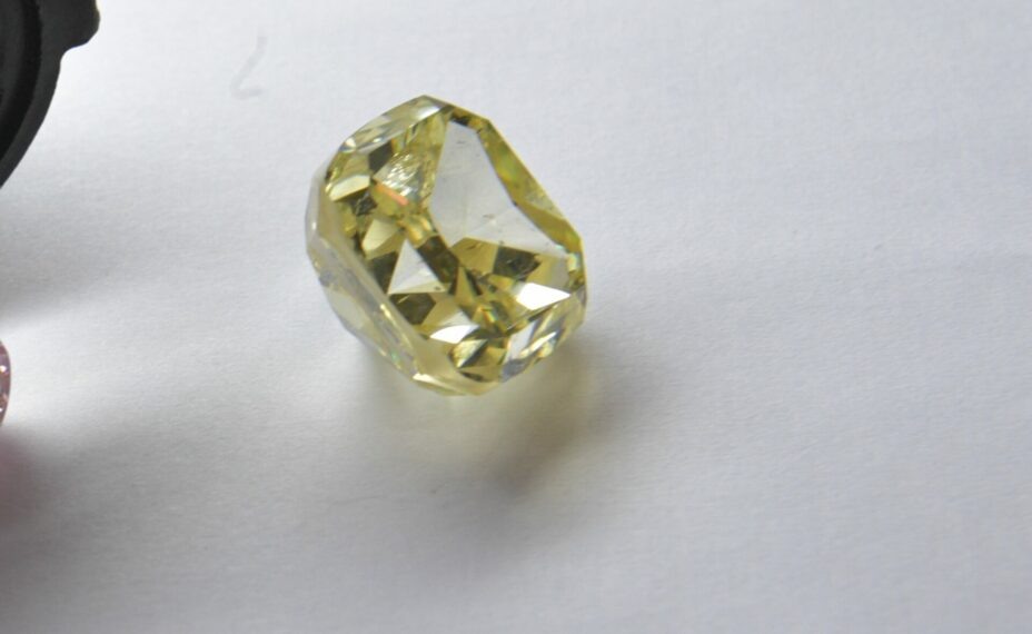    Бриллиант стал причиной раздора двух подруг. Фото: Михаил ФРОЛОВ