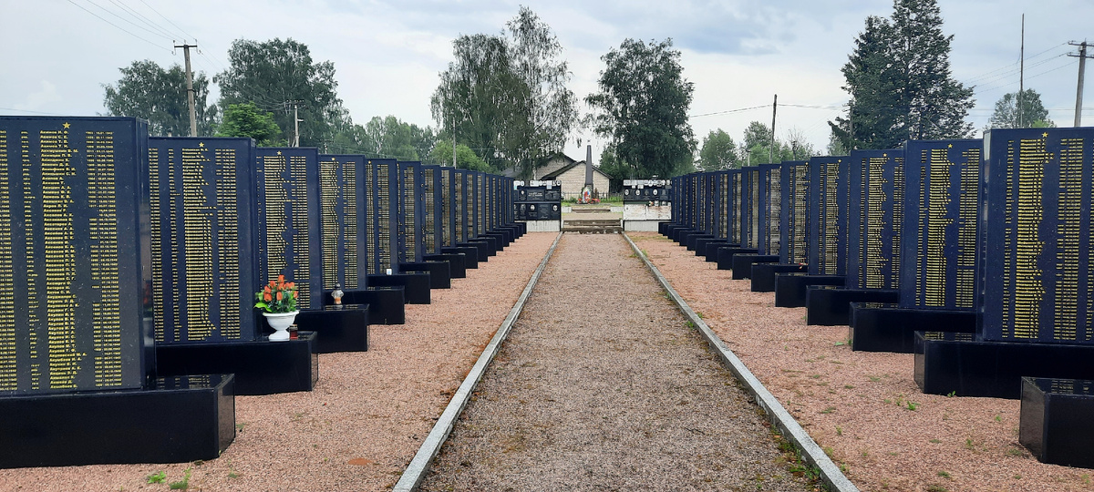 Фамилии павших бойцов выбиты с обеих сторон.