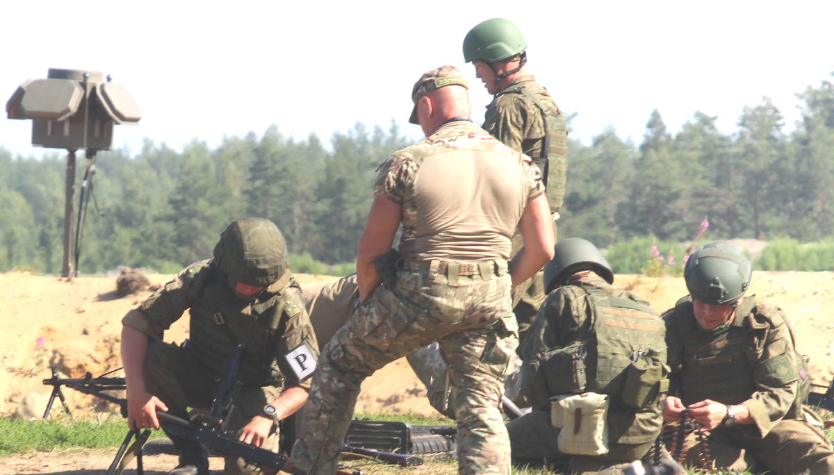 Инструктор обучает пулемётчиков