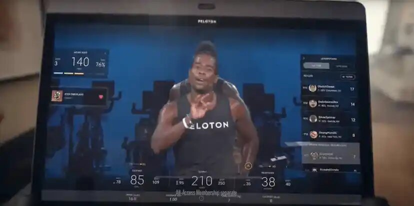 Рекламный ролик, который показывает визуальную перспективу человека, катающегося на фитнес-велосипеде, как будто зритель и есть этот человек 