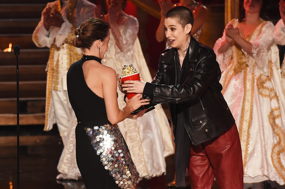 Эмма Уотсон с небинарной актрисой Азией Кейт Диллон