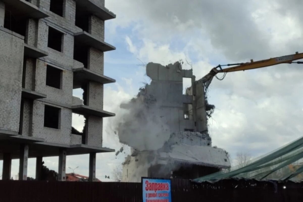    Восемь многоквартирных аварийных жилых домов снесли в Челябинске