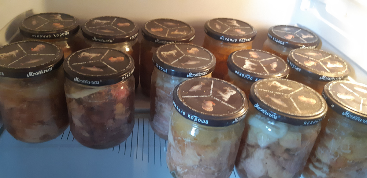 Тушенку отправила на полку в холодильник