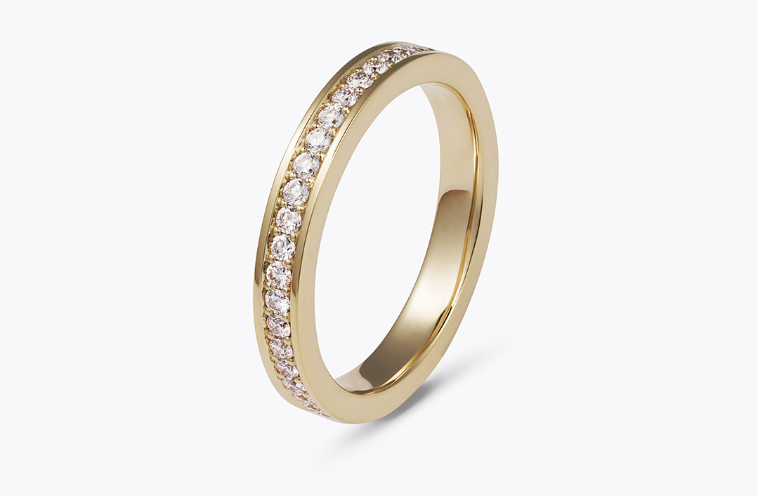 Обручальное кольцо из золота с бриллиантами. Закрепка камней Micropave 