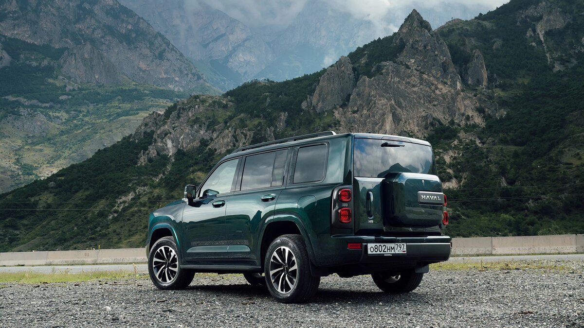 Дизайн Haval H9 подчёркнуто брутальный: никаких потайных ручек с выдвижным механизмом или обтекаемых зеркал — всё максимально хваткое, массивное и заметное