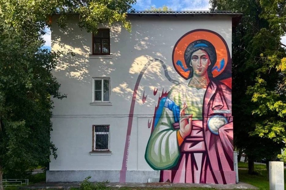    В качестве холста был выбран фасад дома №6А по улице Совнаркомовской. АНО «Центр 800»