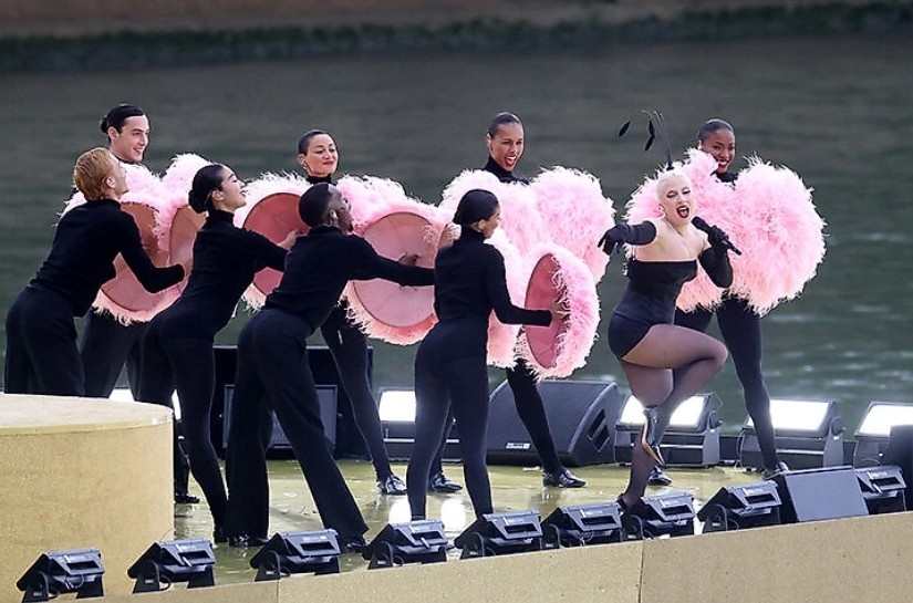 А еще вопрос: у Франции своих артистов нет? Я бы с удовольствием посмотрела на них!
Источник обеих фото: https://www.sports.ru/tribuna/blogs/fotoblog/3256356.html?ysclid=lzr27bb1l2432624293