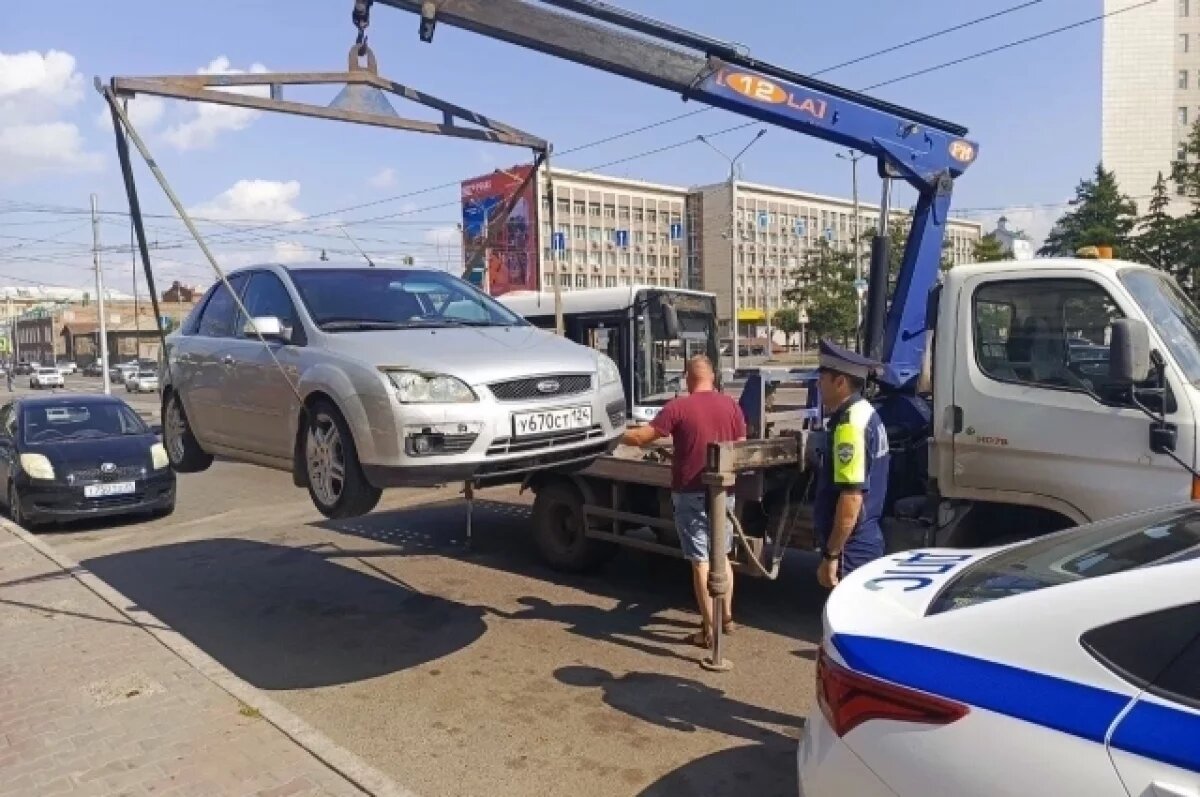    В центре Красноярска усилили охоту за неправильно припаркованными машинами