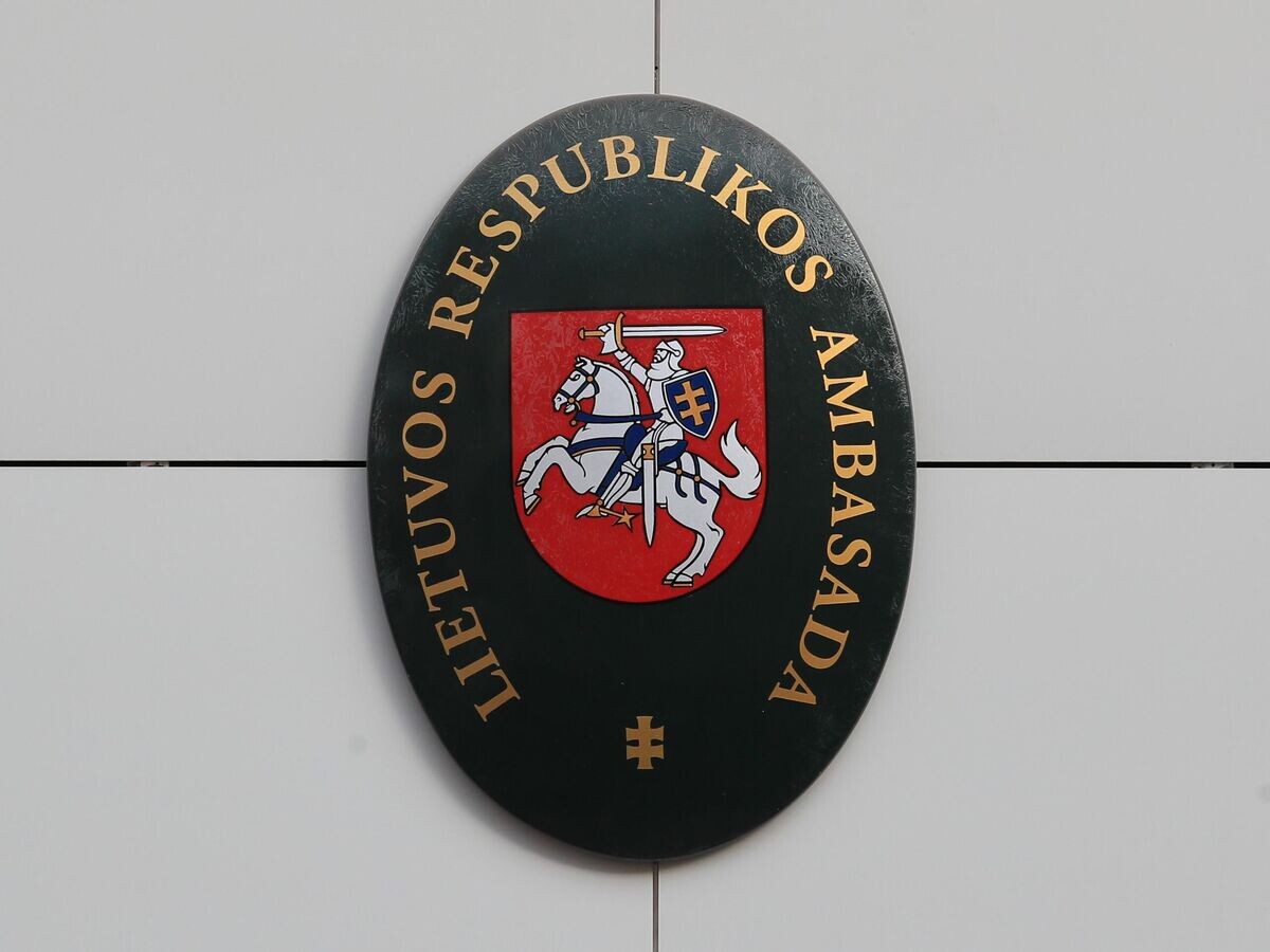    Табличка на здании посольства Литвы в Москве© РИА Новости / Антон Денисов