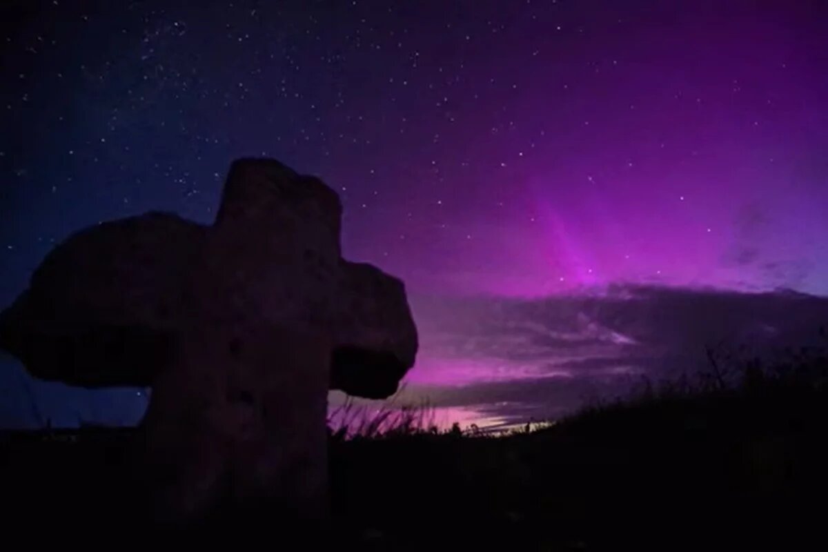    Полярное сияние запечатлели над Поклонным крестом под Изборском
