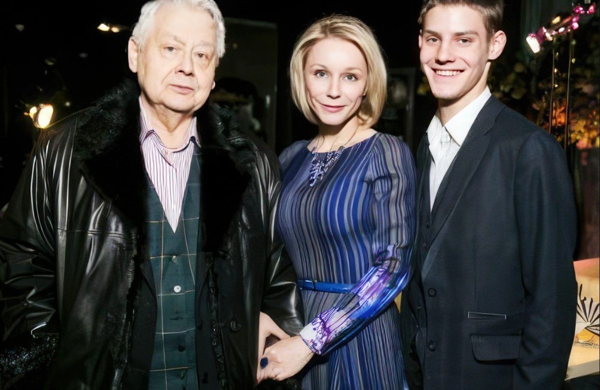 на фото Павел и его родители , Марина Зудина и Олег Табаков