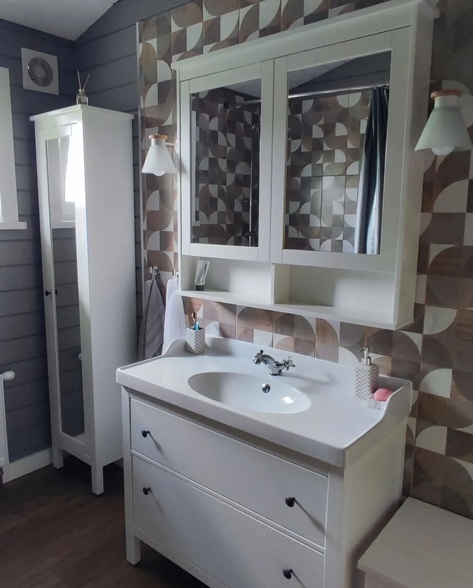 Супруга очень хотела большую раковину и зеркальный шкафчик. Хорошо, что существует Икеа. У отечественных производителей мы такого набора не нашли.