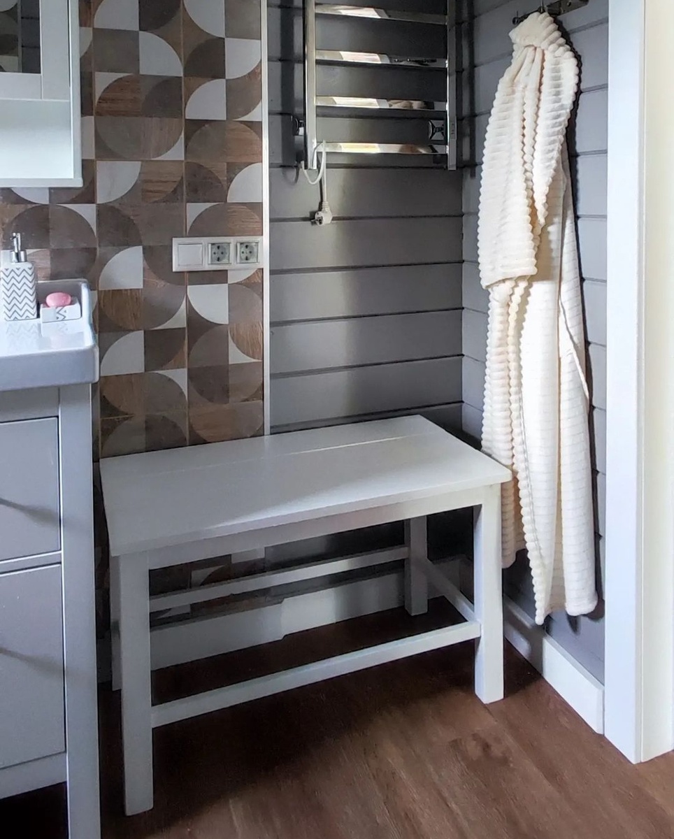 Скамью склепал сам из остатков стройматериалов