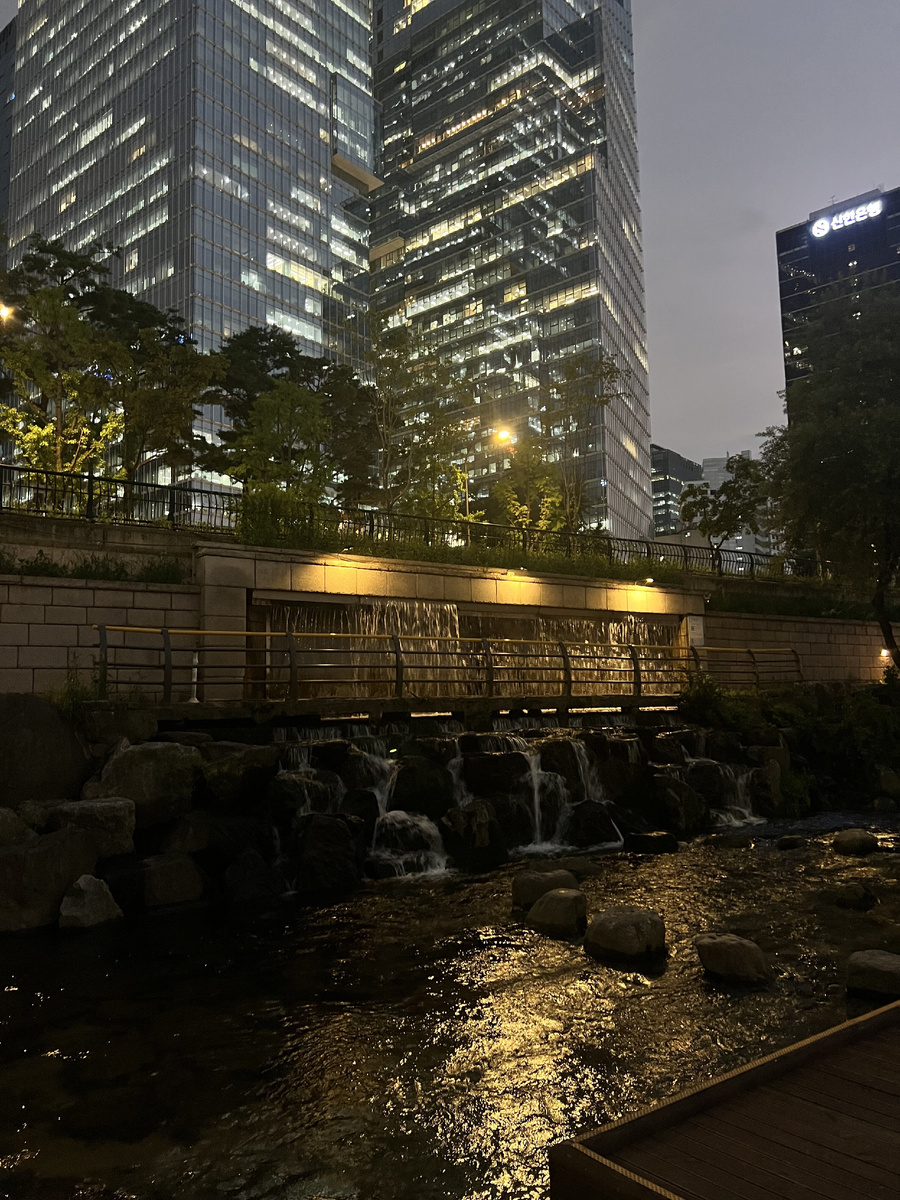 Река в черте Сеула с облагороженной набережной.