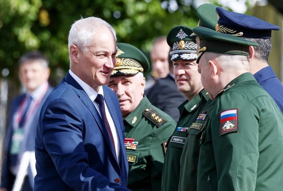    Андрей Белоусов (слева) на территории конгрессно-выставочного центра «Патриот», где проходит Международный военно-технический форум «Армия-2024»