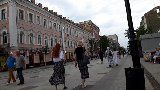 На пешеходной улице в Саратове оживлённо и интересно