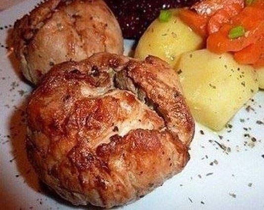 Курица с грибами или куриные бомбочки

Вам потребуется:

500 гр. куриного филе,
300 гр. любых грибов,
70 гр сыра,
3 ст.л. сливок,
1 луковица,
соль, перец по вкусу.

Приготовление:

1. Грибы порезать кубиками и обжарить на растительном масле с измельченным луком, в конце посолить и поперчить. К грибам добавить натертый сыр и сливки, перемешать.

2. Куриное филе отбить, посолить и поперчить, в центр положить грибной фарш, свернуть "бомбочкой" и завернуть в фольгу (фольгу предварительно смазать растительным маслом). Запекать в духовке при температуре 200 градусов 30 минут, после чего снять фольгу и дать подрумяниться ещё 5-10 минут.

Приятного аппетита!
➕ СОХРАНИ рецепт, чтобы не потерять! ✅ ПОДПИШИСЬ