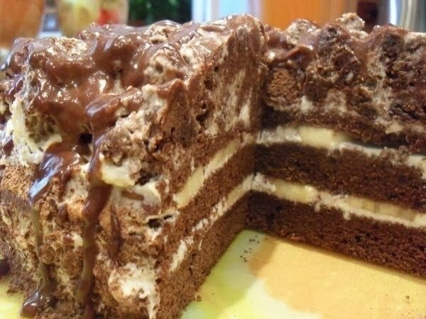 Ингредиенты:

Тесто:
●Яйца - 3 шт
●Сахар - 1 стакан
●Мука - 200 г
●Молоко - 100 мл
●Масло сливочное - 90 г
●ванилин 1 щепотка
●Соль - 1 щепотка
●Кофе растворимый - 1 ч. ложка
●Какао – порошок - 1,5-2 ст. ложки
●Сода гашеная - 3/4 ч. ложки
Крем:
●Сметана - 500-600 г
●Сахар - 3-5 ст. ложки
Глазурь:
●Сметана - 2 полные ст. ложки
●Сахар - 3 ст. ложки
●Какао-порошок - 1 ч. ложка
●Бананы не крупные - 2 шт. для прослойки

Приготовление:

1. Взбить яйца с сахаром, солью и ванилином 5 мин.
В теплом молоке растворить кофе.
Масло слегка подогреть.
В яичную смесь добавить масло, молоко, соду, взбить.
Муку перемешать с какао, просеять в тесто. Перемешать. Вылить в форму 20 см (смазать дно).
Печь 30-50 мин при 180* (у меня пекся 50 мин, смотрите по своей духовке, первые 20 мин духовку не открывать, проверить готовность на сухую спичку). Остудить.
2. Для крема перемешать сметану с сахаром.
Для глазури все ингредиенты перемешать, варить на медленном огне до однородности (не долго).
3. Остывший бисквит разрезать на 2-3 коржа (у меня 3 получилось, с верхнего сняла "шапочку" и порезала кубиком).
Бананы порезать тонкими кружочками.
Нижний и средний корж смазать кремом, прослоить бананами, сложить друг на друга. Верхний корж смазать, но бананы не выкладывать.
Кубики бисквита перемешать с кремом, выложить сверху. Полить произвольно глазурью.

Оставить для пропитки на 2 часа и более.
➕ СОХРАНИ рецепт, чтобы не потерять! ✅ ПОДПИШИСЬ 