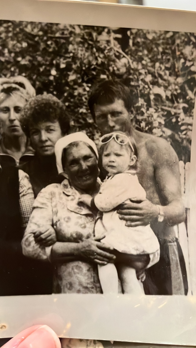 Я на руках у бабушки. Рядом самый лучший папа ♥️