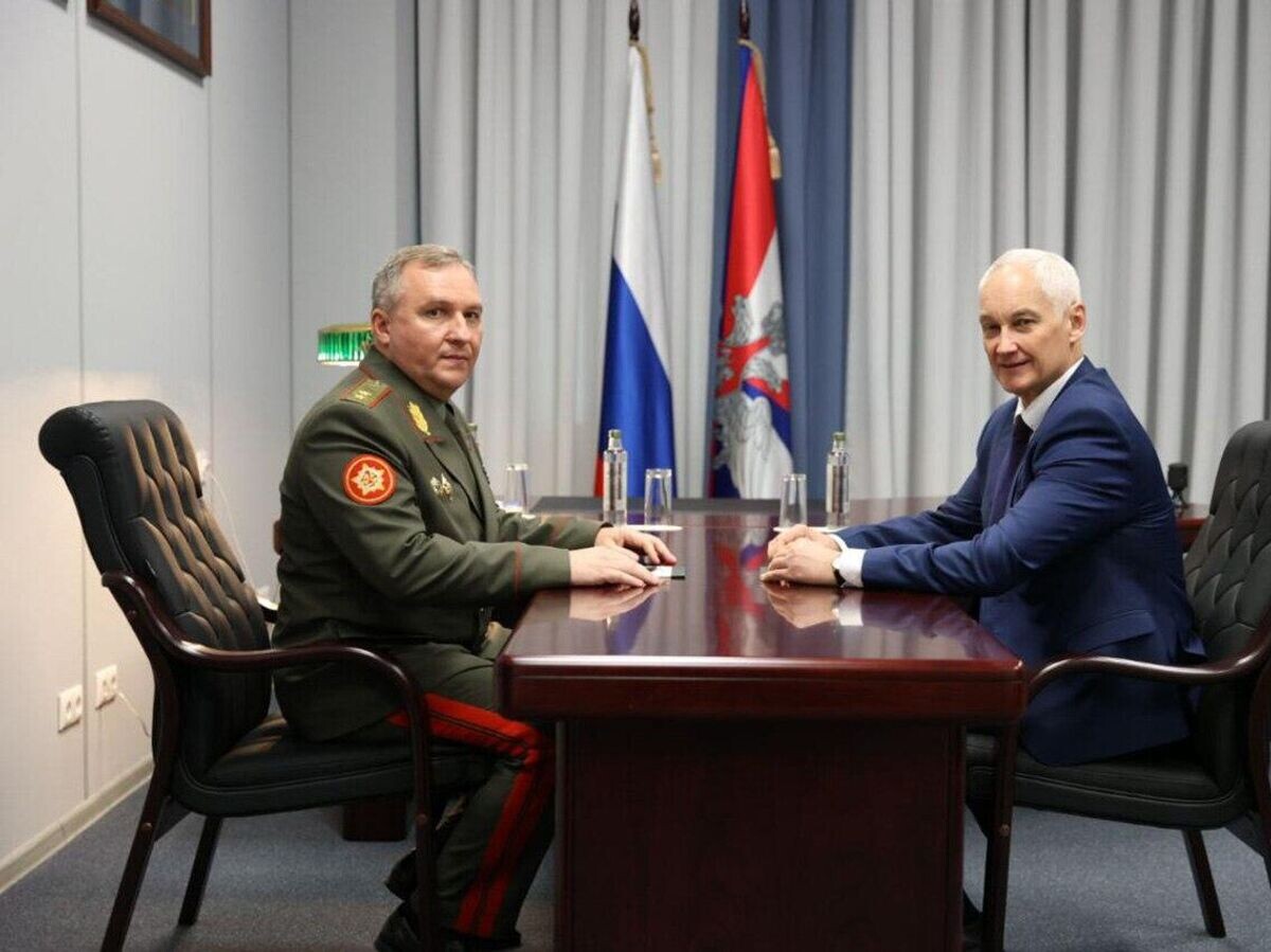    Министр обороны Российской Федерации Андрей Белоусов и Министр обороны Белоруссии генерал-лейтенант Виктор Хренин во время встречи в рамках международного военно-технического форума "Армия-2024"© Фото : Министерство обороны Республики Беларусь/Ян Горбанюк
