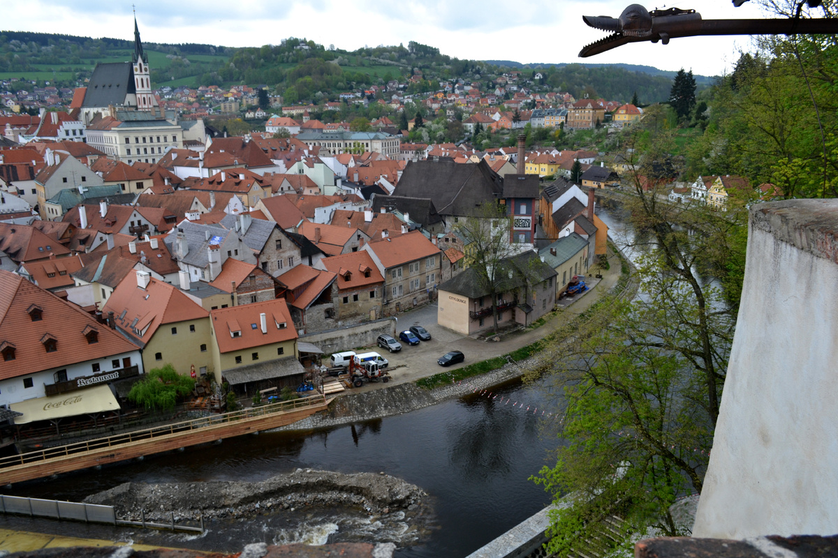 Река Влтава вьется змейкой внутри сказочного городка.