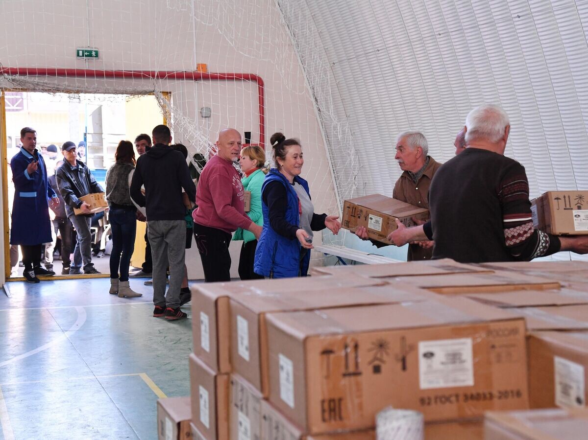    Выдача гуманитарной помощи из России жителям Волчанска Харьковской области© РИА Новости / Виктор Антонюк
