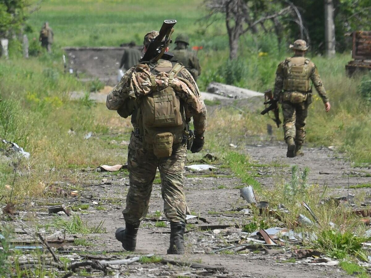    Российские военнослужащие в селе у линии соприкосновения на Артемовском направлении© РИА Новости