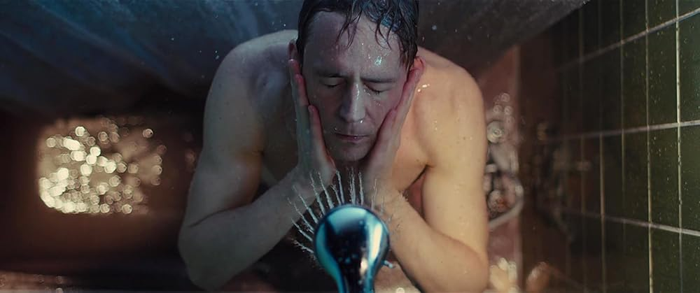 Кадр из фильма High-Rise. Режиссер: Бен Уитли. Оператор: Лори Роуз. Производство: Backwell Productions, BFI, Film Four Ltd., HanWay Films, Ingenious Film Partners, Northern Ireland Screen, Recorded Picture Company (RPC), S Films, Scope Pictures. Показ в России: Экспонента