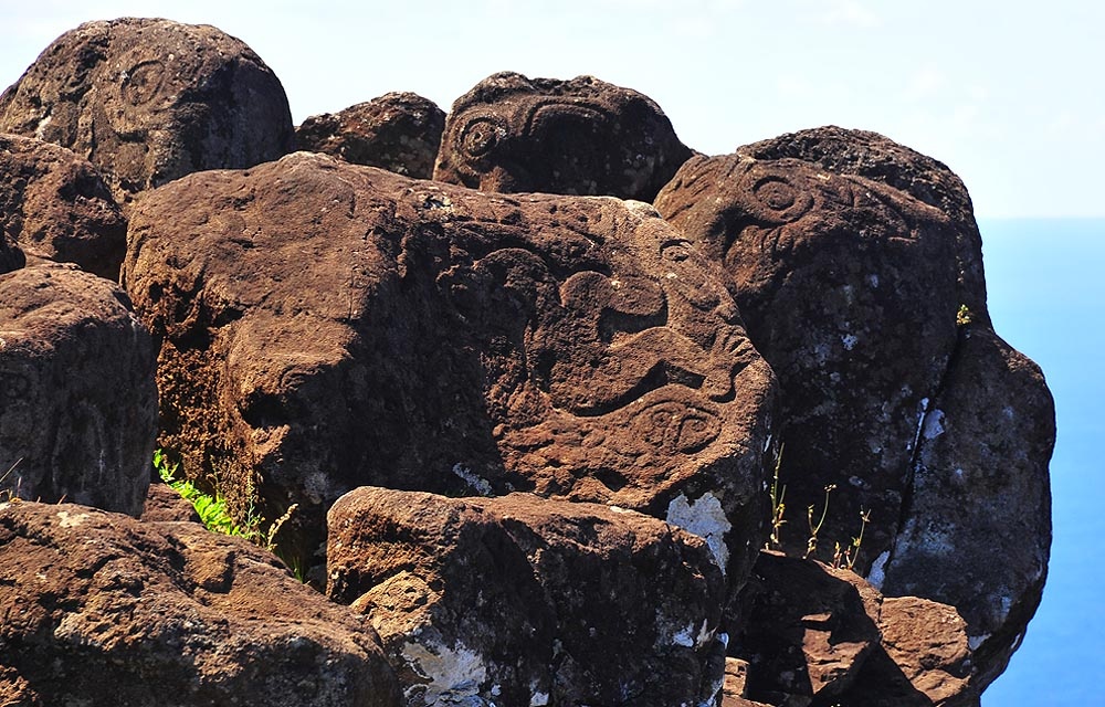 Петроглифы в деревне Оронго