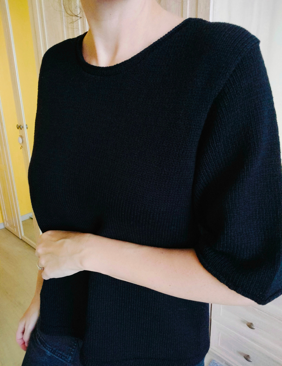 За лето я похудела, поэтому футболка мне немного велика по посадке. 