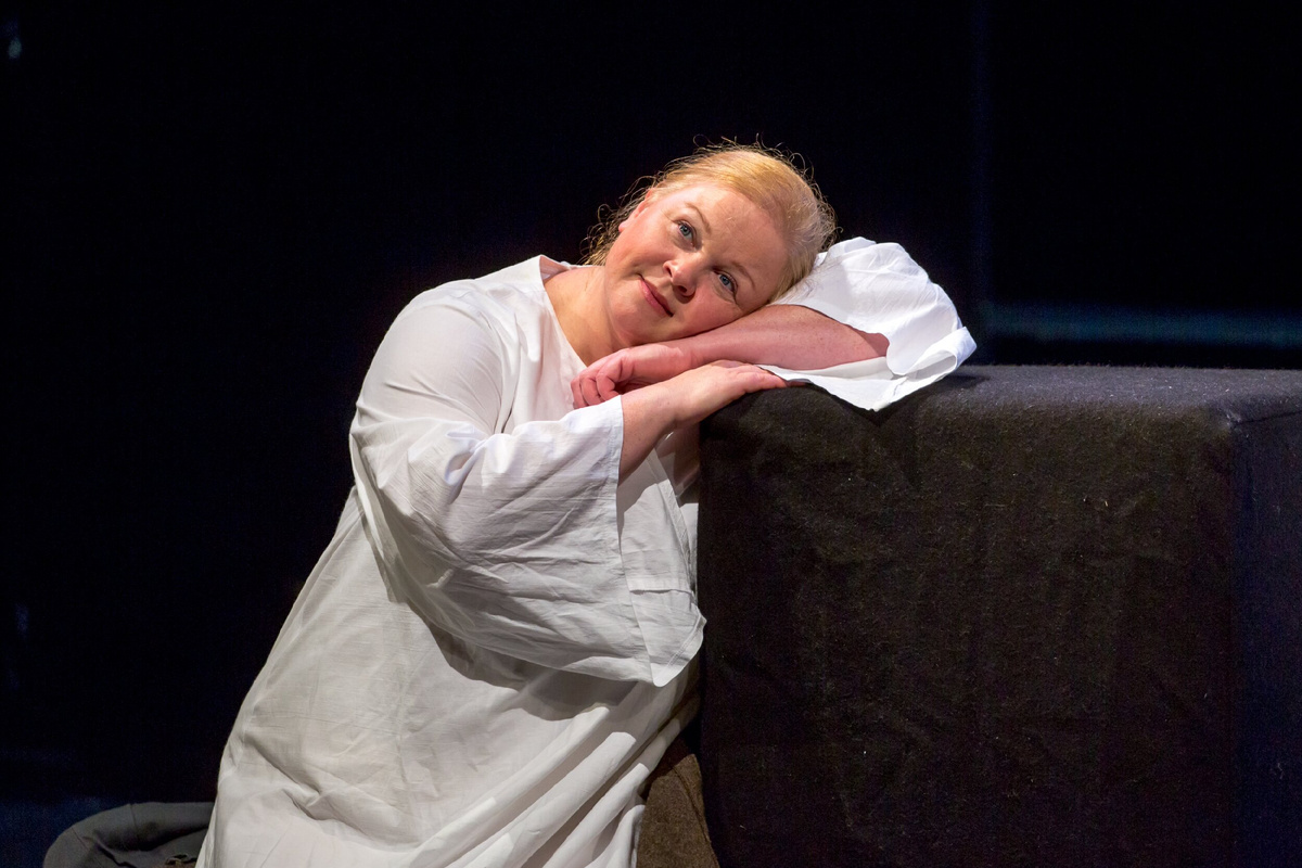 Сцена из спектакля "Подруги".