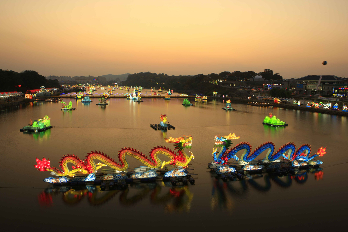 Красочный парад на воде. Photo - Korea Tourism Organization