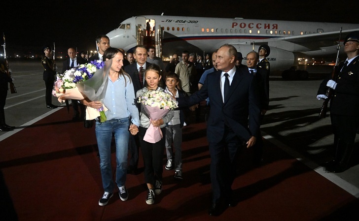    Владимир Путин встречает освобождённых русских в аэропорту Внуково. Фото: www.kremlin.ru