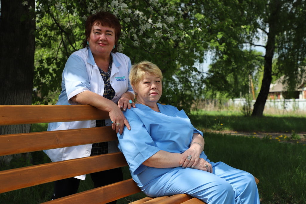 Наш пансионат предлагает услуги сиделок для пожилых людей в г. Тула. Наш персонал обучен, как ухаживать и обращаться с больными после перенесенных тяжелых операций, инсультов, инфарктов, переломов, серьезных болезней. Специалисты помогут быстрее адаптироваться пациенту к малоподвижному образу жизни, позволят ему ощущать комфорт в физическом и психологическом плане.