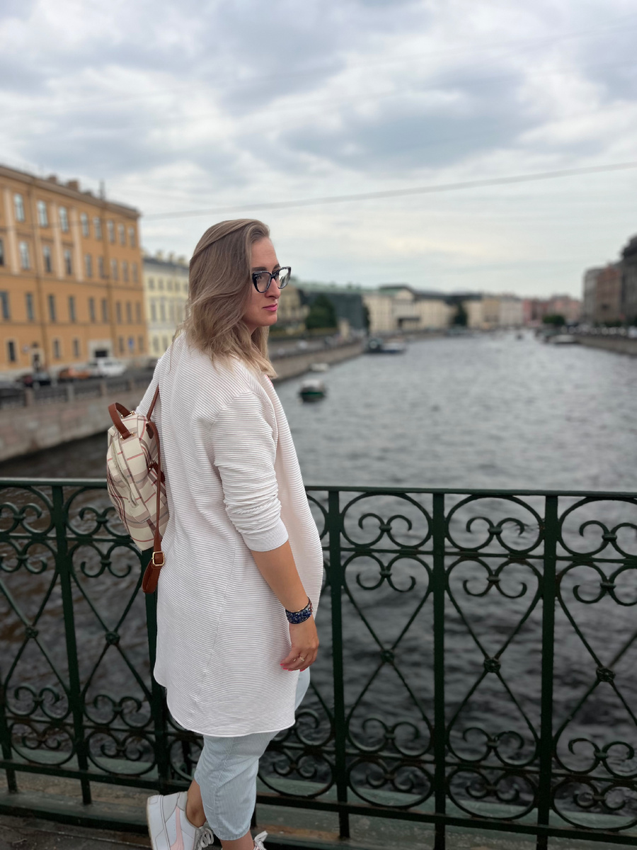 Фото автора на мосту Белинского через реку Фонтанку.