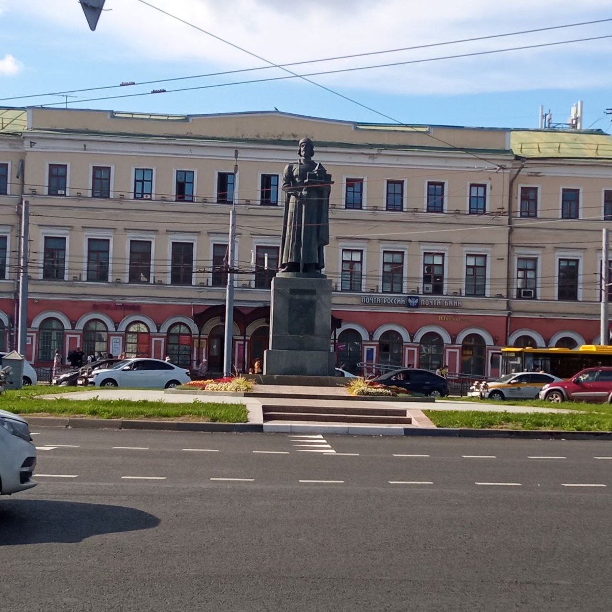 Богоявленская площадь. Памятник Ярославу Мудрому.