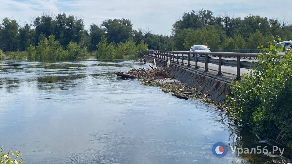    В Орске Урал поднялся вплотную к мосту на никельской объездной