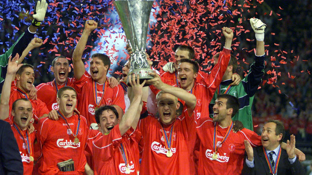 16 мая 2001 года. Дортмунд. «Ливерпуль» — «Алавес» — 5:4. Футболисты «Ливерпуля» празднуют победу в турнире. Фото Reuters