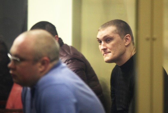    Владимир Алексеев (справа), обвиняемый по делу об убийстве 12 человек в станице Кущевской, во время рассмотрения дела кущевской банды Цапков в Краснодарском краевом суде