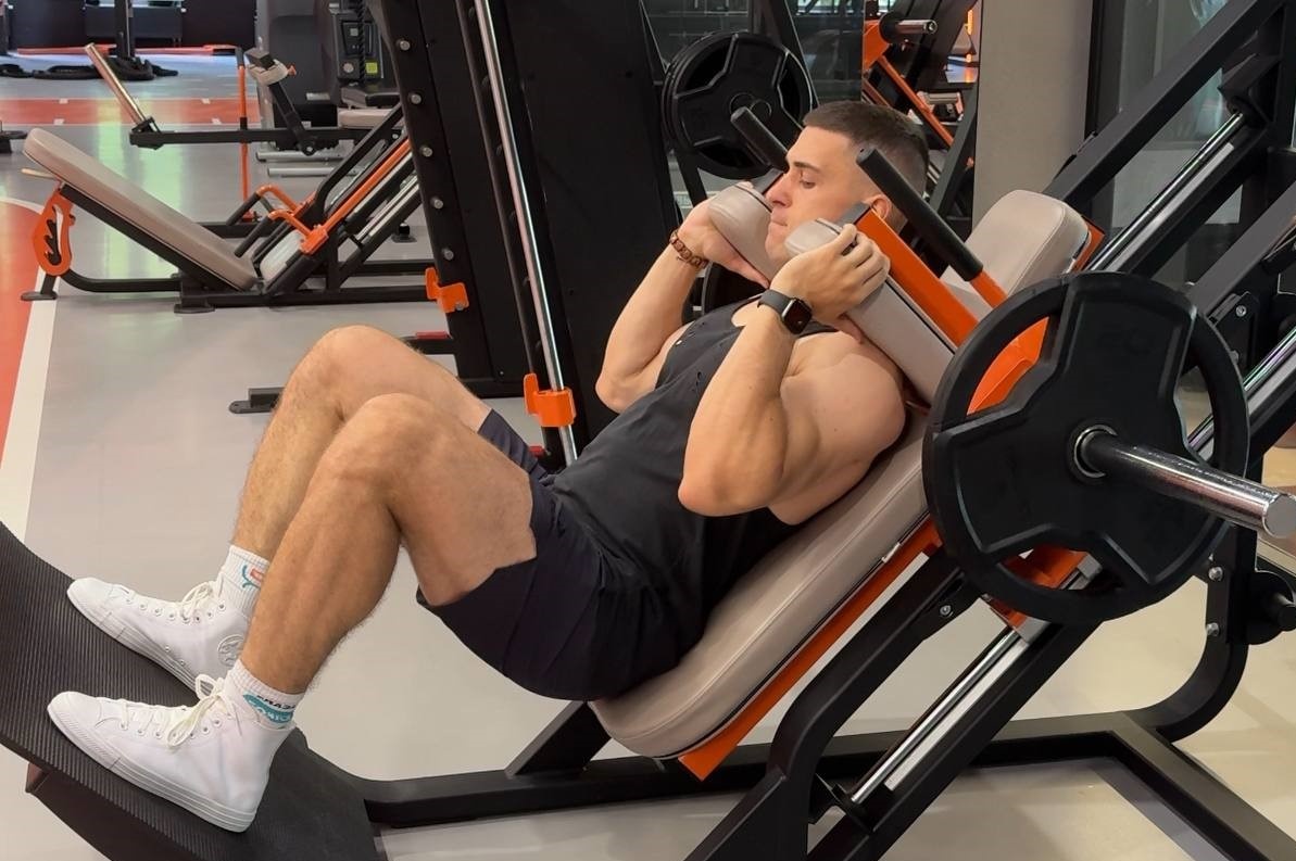 Приседания в Гакк тренажере.