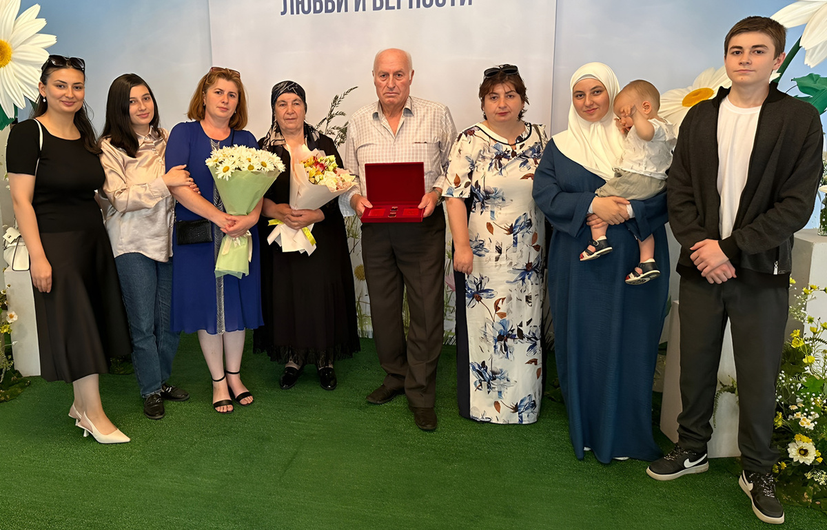 Азрет-Алий и Тамара Байчоровы в кругу родных