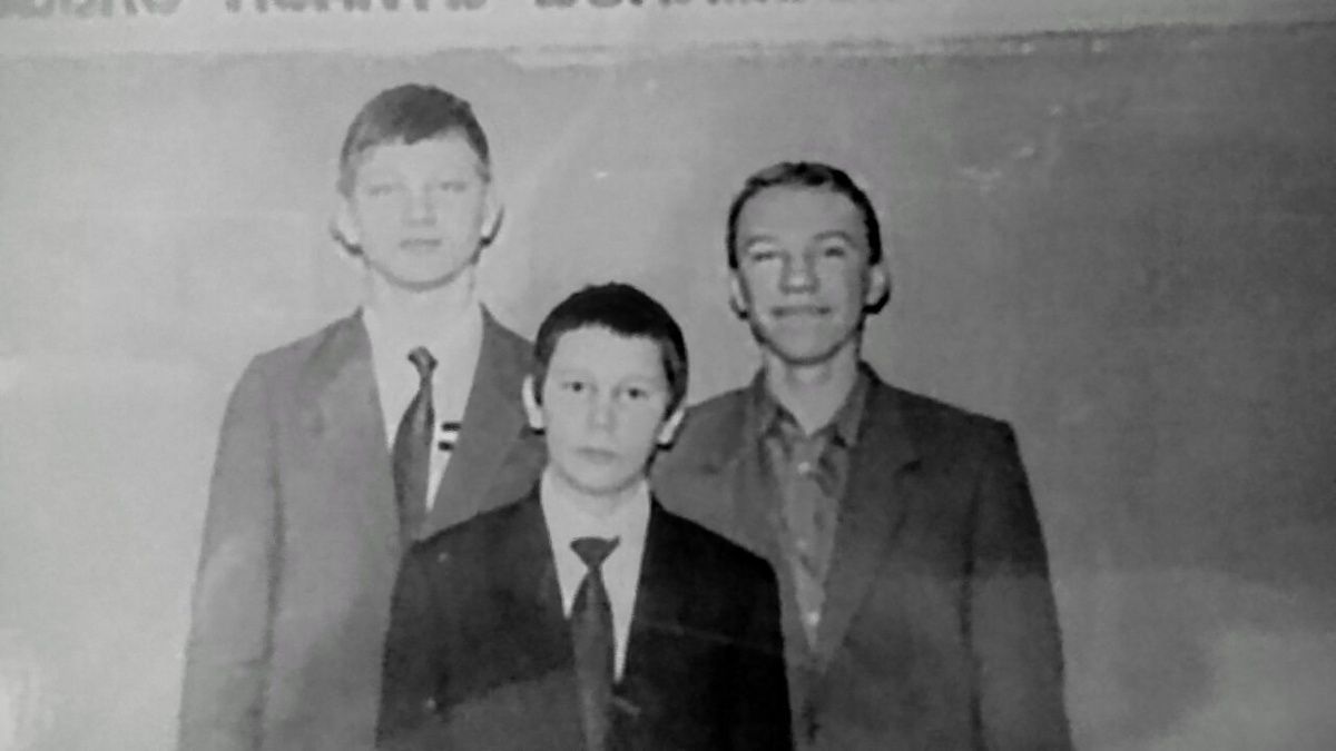 1985-1986 гг. (примерно). 13-14-летние ребята, игравшие за юношей 1972 года рождения.
Слева направо: Платон Захарчук, Ирек Фасхиев, Дмитрий Исаев