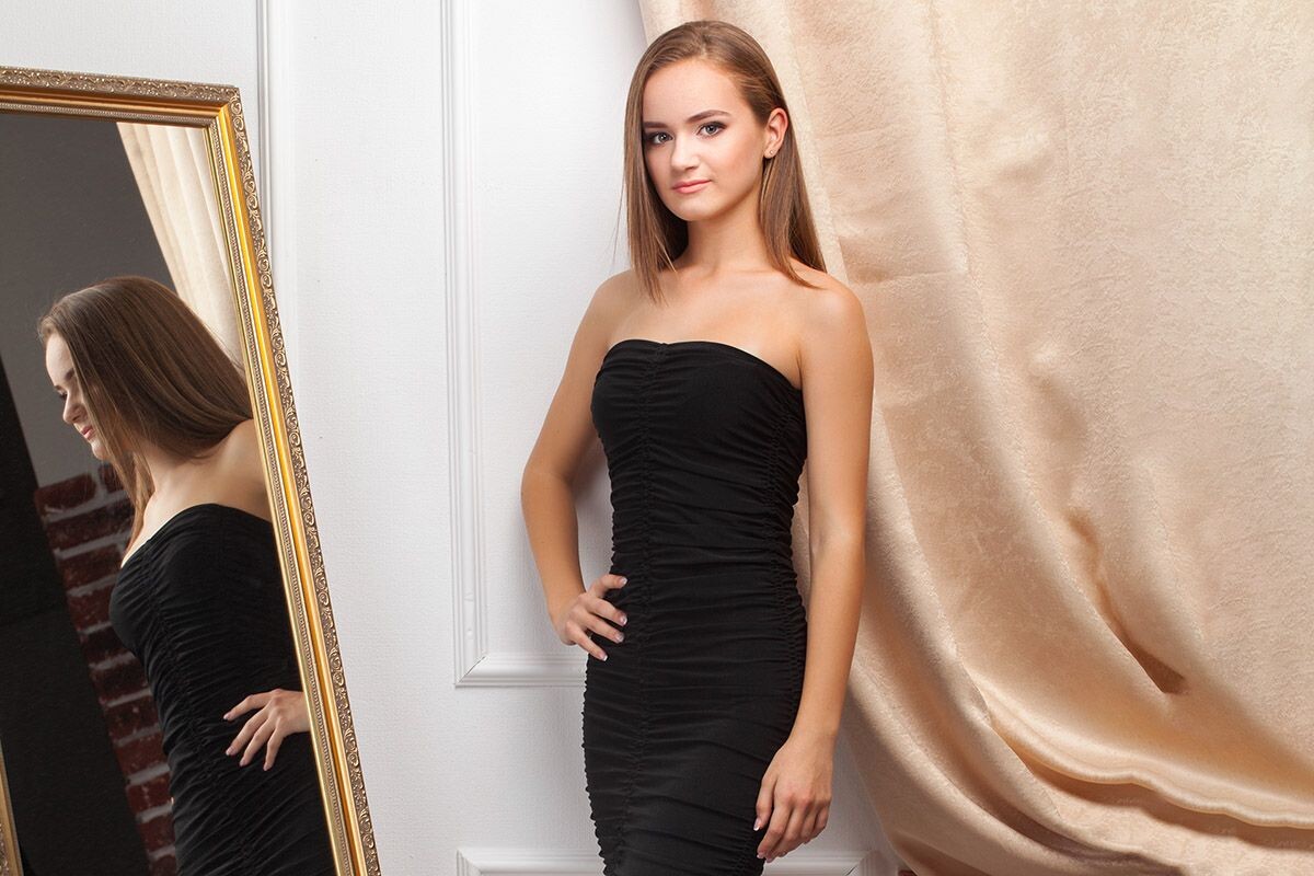 Фасон выгодно подчеркнет декольте. Источник: Shutterstock📷
