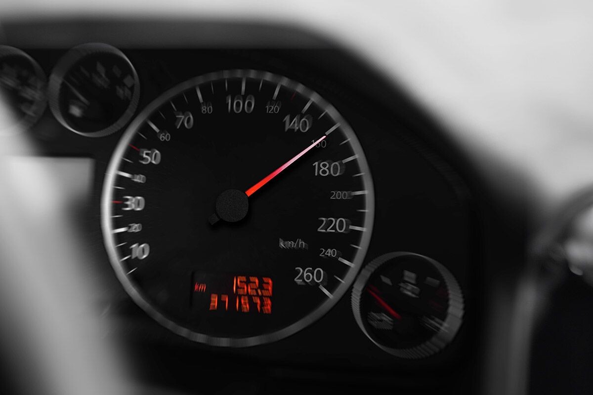 Ответственность зависит от размера превышения. Например, если водитель едет быстрее нормы на 40–60 км/ч, его оштрафуют на 1000–1500 рублей в первый раз, на 2000–2500 — за еще одно нарушение в течение года. Источник: Shutterstock📷
