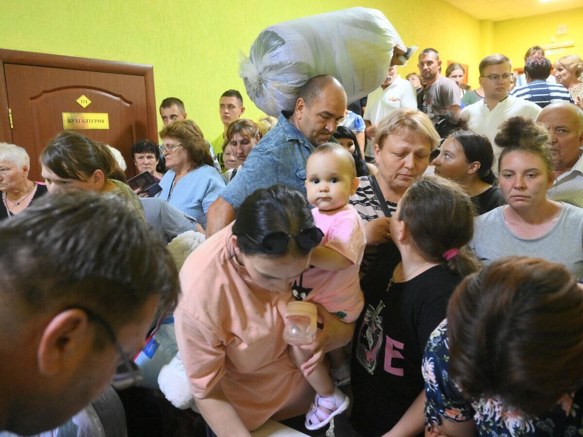    Сбор и выдача гуманитарной помощи в областном Дворце молодежи в Курске для вынужденных переселенцев из приграничных районов Курской области© РИА Новости / Илья Питалев