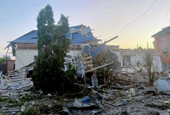    Разрушенное здание в городе Судже после ночного интенсивного обстрела со стороны боевиков Вооруженных сил Украины (ВСУ)