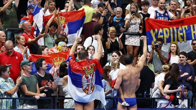    Сербские фанаты на матче по водному поло на Олимпиаде-2024. Reuters