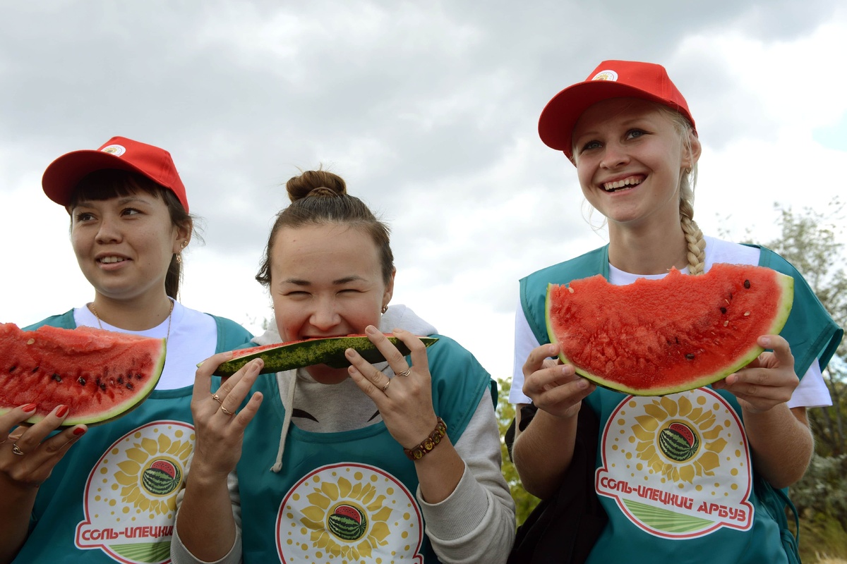 День арбуза в соль илецке 2024 году. Межрегиональный фестиваль «соль-илецкий арбуз». День арбуза в соль илецке 2024 году. Соль илецкие арбузы. Арбуз и дыня.